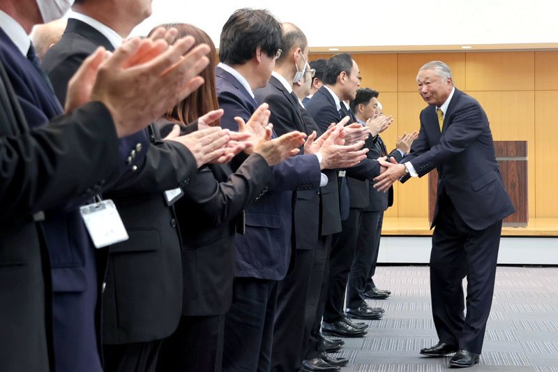 退任式で職員にあいさつする鹿間氏（右）＝２４日、東金市
