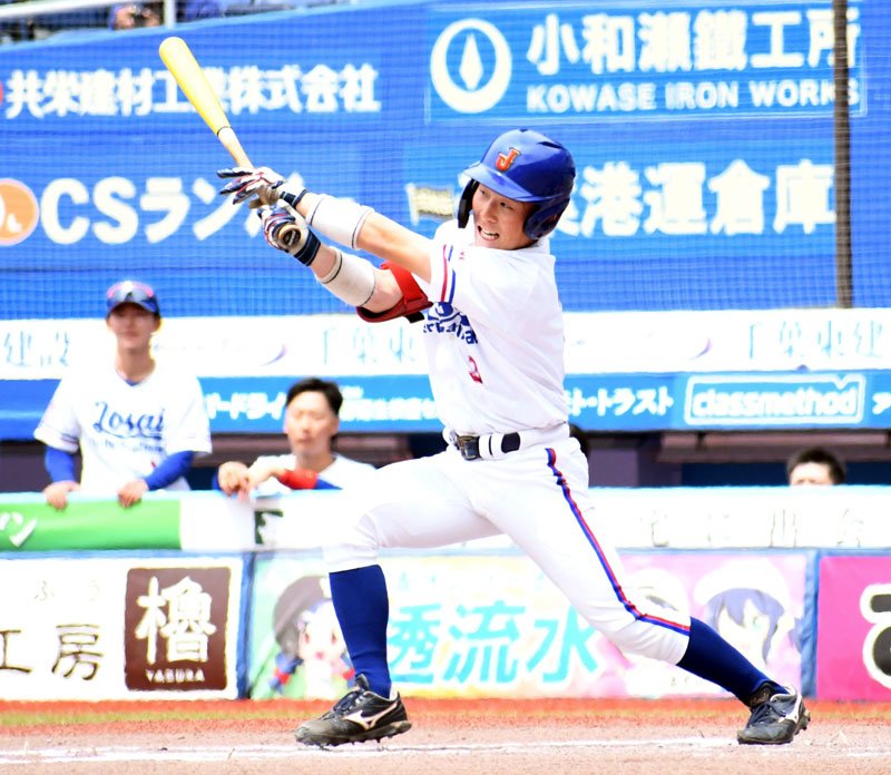 城国大－千経大　１回裏城国大１死満塁、田中陽が先制の２点適時打を放つ＝ＺＯＺＯマリン
