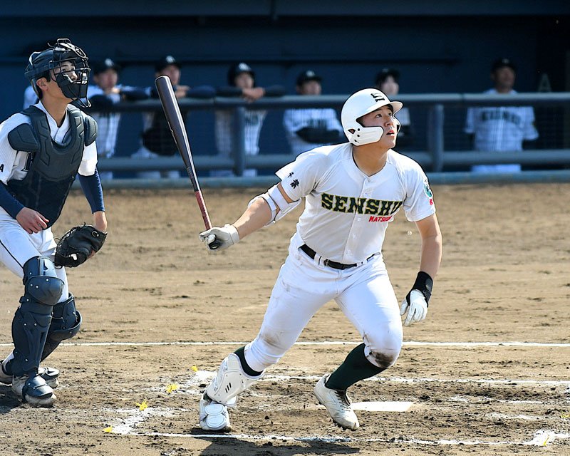 専大松戸－千葉黎明　１回裏専大松戸２死二塁、吉岡が右越えに先制の２点本塁打を放つ。捕手村田＝県総合ＳＣ