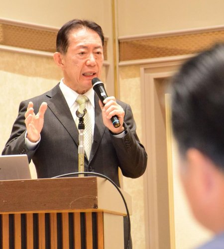 千葉政経懇話会で流山市の戦略を説明する井崎氏＝２８日、千葉市中央区のホテル
