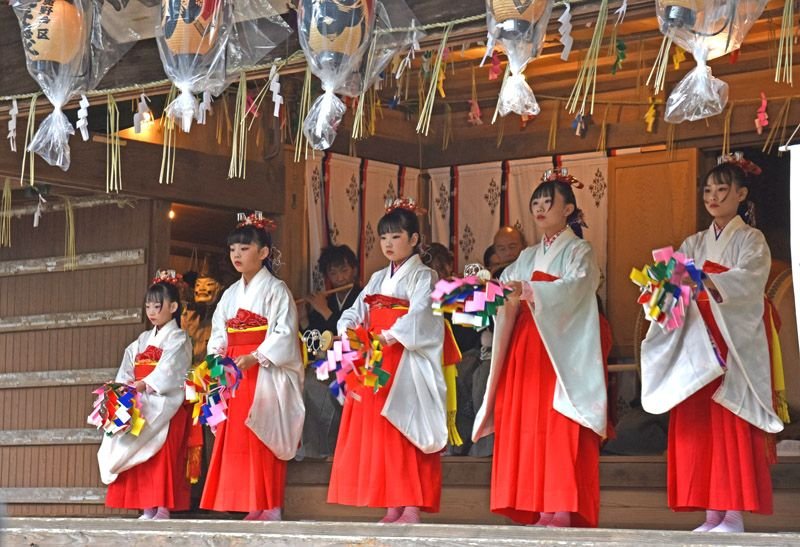 豊作願い「笹川の神楽」　児童、みこ姿で伝統の舞　おはやし合わせ優雅に　東庄