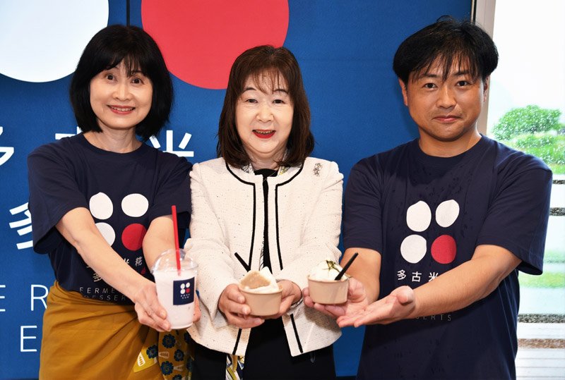 「多古米糀多古蔵」で販売する商品を紹介する（左から）川浦さん、平山町長、吉河社長＝多古町