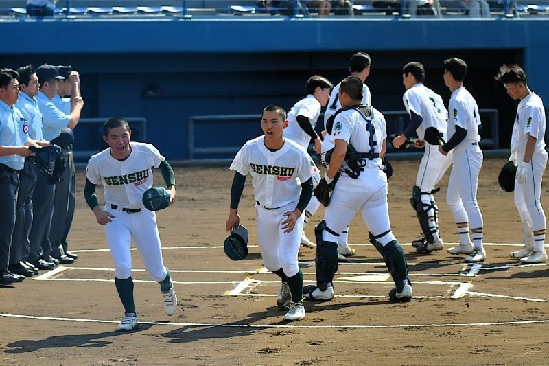 準々決勝の千葉黎明戦に挑む専大松戸ナイン＝４月２６日、県総合SC
