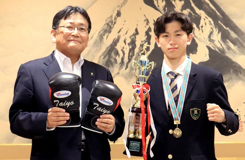 ボクシングで高校生チャンピオンとなった菊池さん（右）と神谷市長＝４月２１日、千葉市役所
