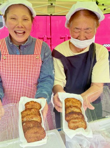 港の朝市で「じあじあクラブ」が販売するサメのじあじあ。元気にブースに立つメンバー＝いすみ市
