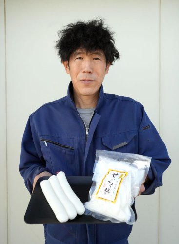 オオナギファームで製造した「性学もち」と大极さん＝旭市
