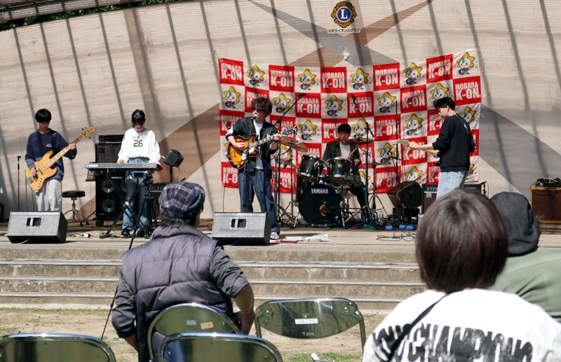 ステージ上ではバンドが演奏して祭りを盛り上げた＝２日、茂原市の茂原公園