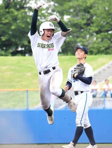 専大松戸－東京学館浦安　９回裏専大松戸１死満塁、サヨナラの２点適時打を放った苅部（左）が喜ぶ＝県総合ＳＣ