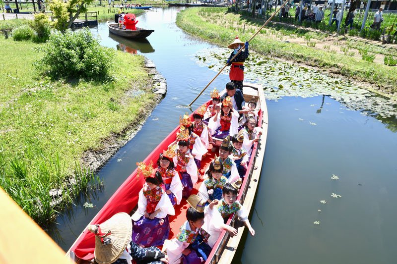 健やかな成長願い稚児舟　チーバくんらもお祝い　香取・あやめパーク