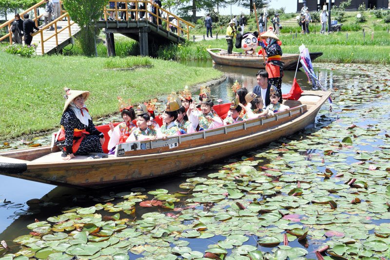 健やかな成長願い稚児舟　チーバくんらもお祝い　香取・あやめパーク