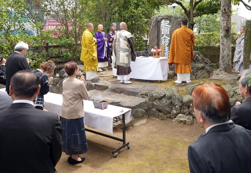 「紀国人移住碑」に手を合わせる銚子木国会の会員ら＝６日、銚子市の妙福寺