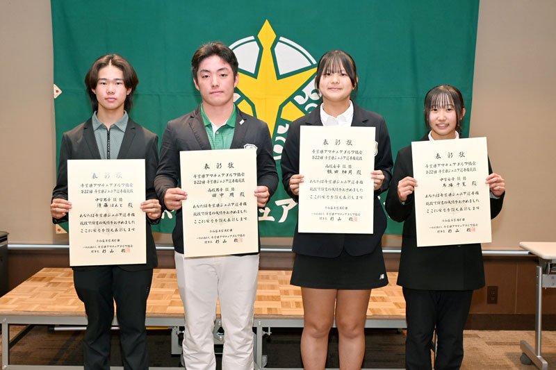 優勝した（左から）須藤、田中、飯田、馬場
