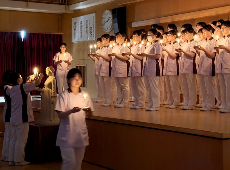 看護への決意を新たにした君津中央病院付属看護学校の継灯式＝８日、木更津市