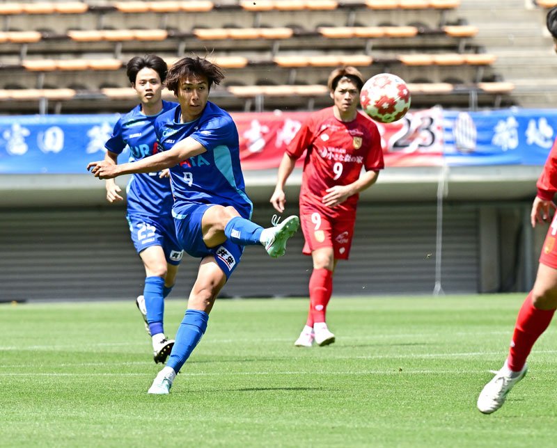 前半、先制ゴールを決めるブリオベッカ浦安・市川の福元（左）