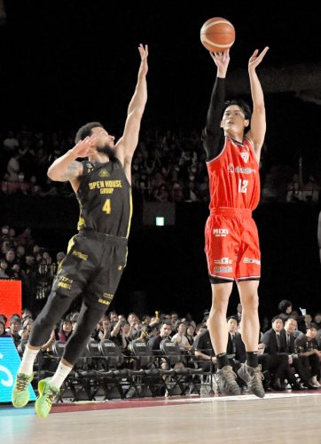 千葉Ｊ―群馬　第１クオーター、シュートを放つ千葉Ｊ・金近＝船橋市ららアリーナ東京ベイ