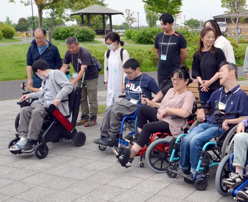 新しい車いす「コギー」を体験する参加者＝市原市の上総更級公園