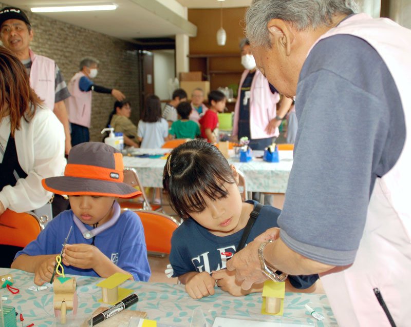 「市原・袖ケ浦少年少女発明クラブ」のブースで工作を体験する子どもたち（昨年の「姉崎産業祭」）＝市原市の出光会館
