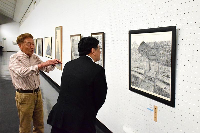 「墨の魅力」引かれ創作　風景や季節の草花　濃淡で表現　１７日まで県立美術館