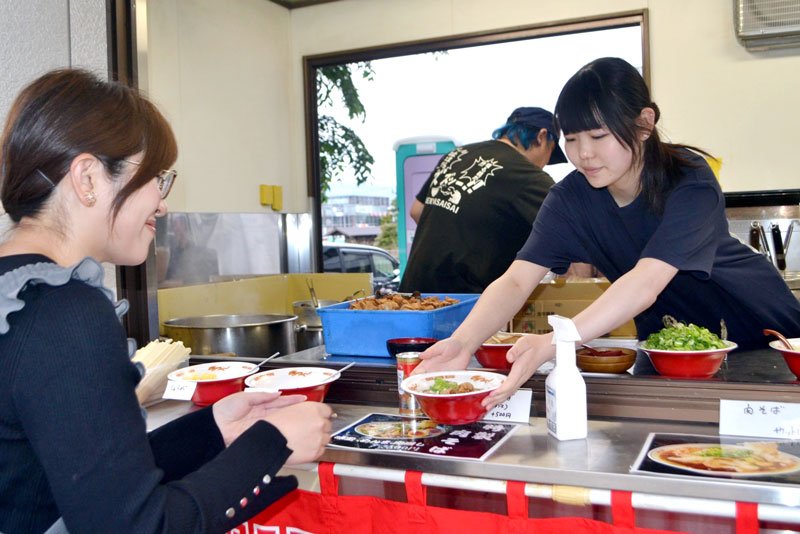 「八街！　激うま！　ラーメン祭」で思い思いのラーメンを楽しむ来場者（昨年の様子）
