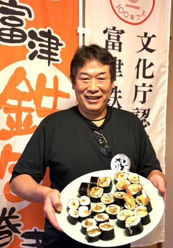 「富津鉄砲巻きフェア」の際、各店が提供した多彩な鉄砲巻きを披露する小倉博人さん＝昨年１１月、富津市