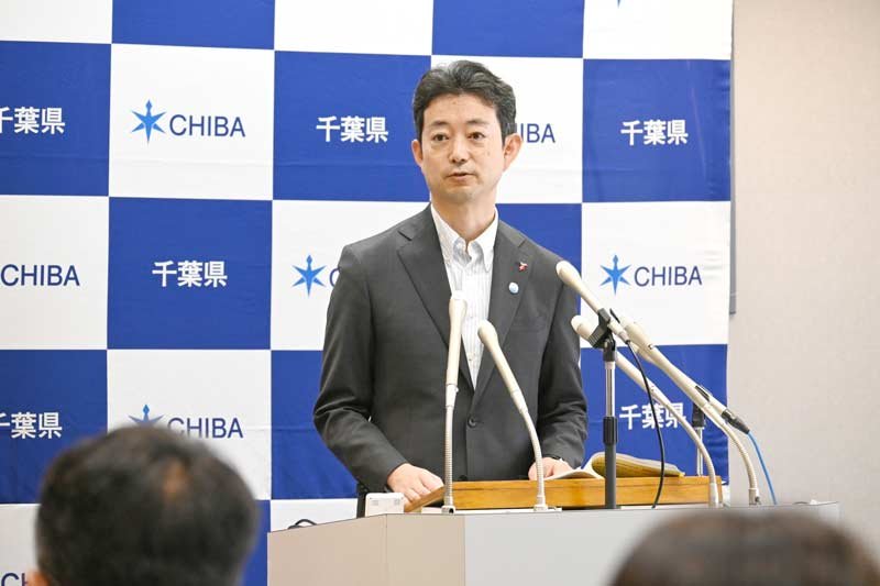 定例会見で記者の質問に答える熊谷知事＝１４日午前、県庁