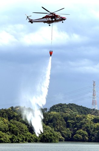 消防ヘリによる空中消火訓練＝１４日、君津市

