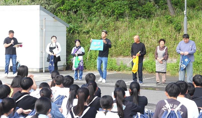 “入村式”で愛知県から来た修学旅行生を歓迎する岩井民宿組合の組合員ら＝南房総市
