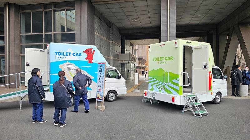 千葉県が導入したトイレカー。背面や側面にはチーバくんや海ほたるが描かれた＝千葉県庁
