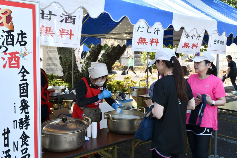 発酵の魅力満喫　２３７４人が参加　神崎でマラソン大会　給水所で甘酒参加者に藍染めＴシャツ