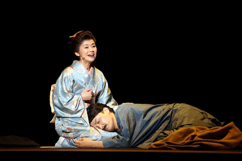 右から夏目漱石役の井上芳雄、妻・鏡子役の土居裕子