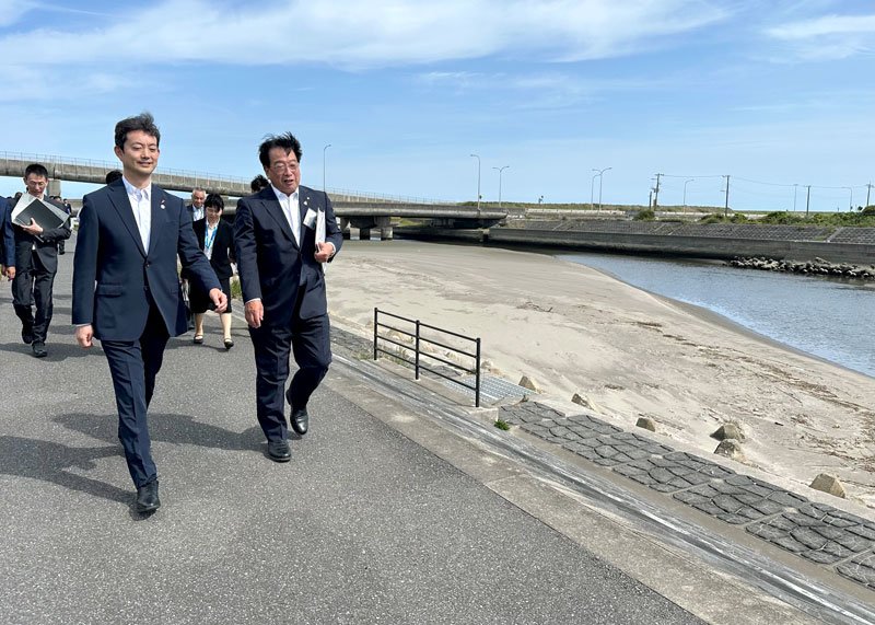 土砂が堆積している真亀川を視察する熊谷知事（左）＝１９日午後、九十九里町
