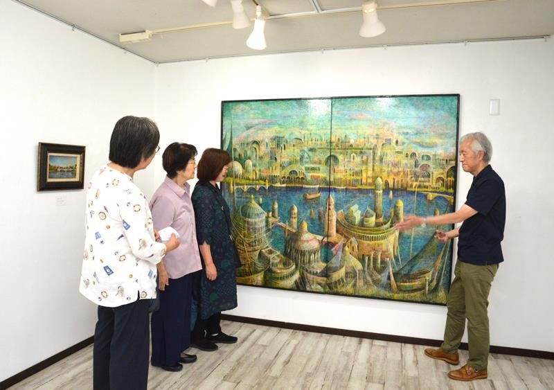 来場者に作品を解説する林さん（右）＝２０日、千葉市中央区
