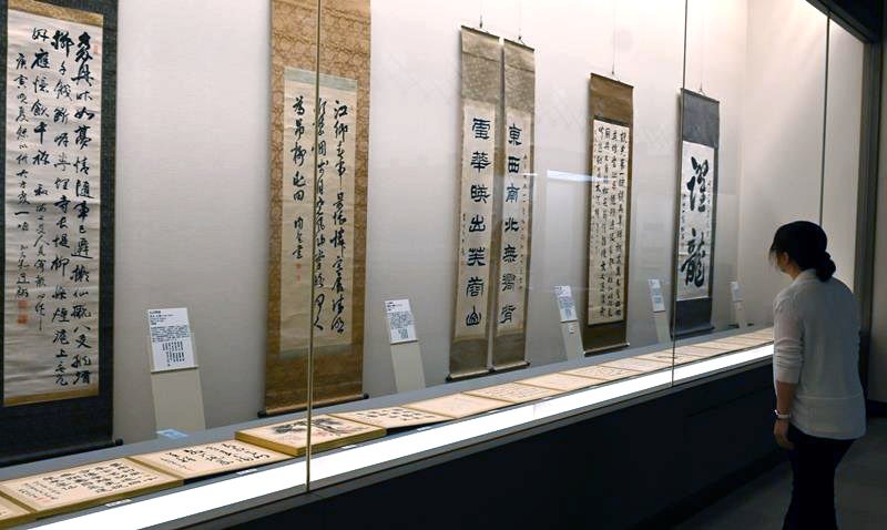 明治、大正期の作品約１００点を展示している収蔵優品展＝成田市の成田山書道美術館