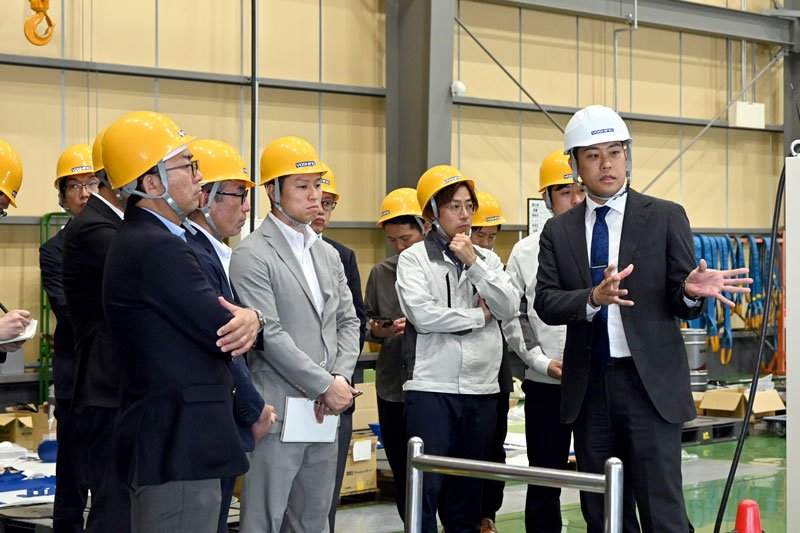 工場見学をしながら意見交換をする参加企業の担当者ら＝１５日、千葉市緑区の吉野機械製作所