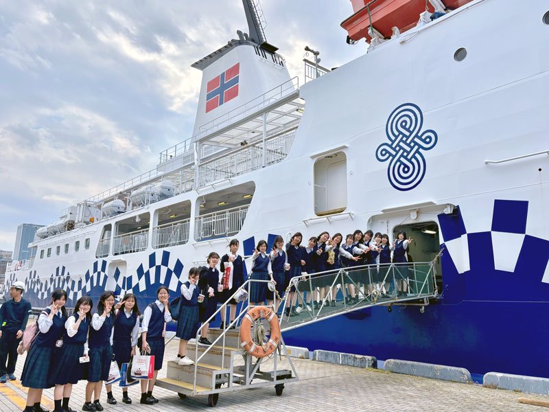 横浜港で船に乗る生徒たち（千葉女子高校提供）
