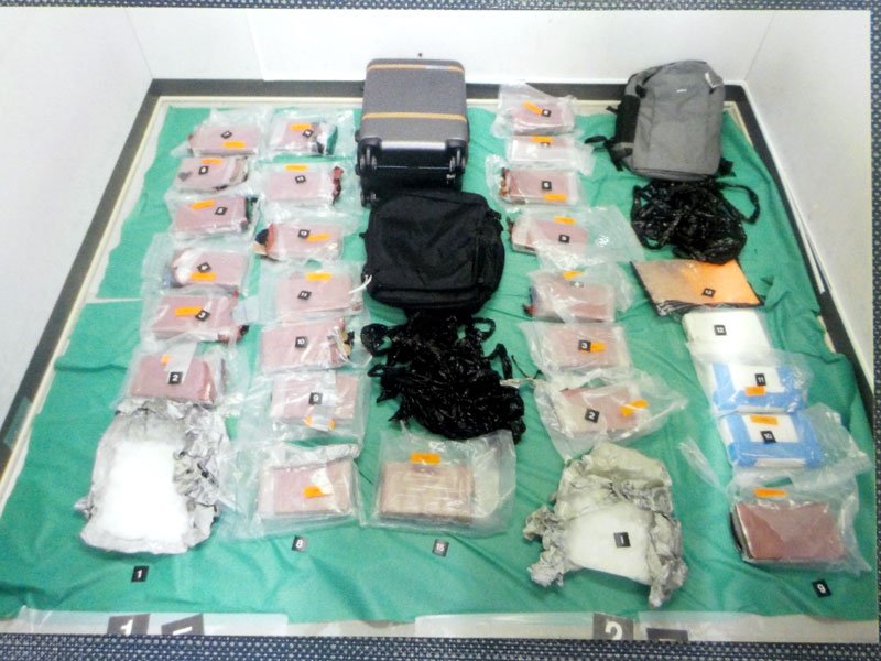押収された薬物など（県警提供）