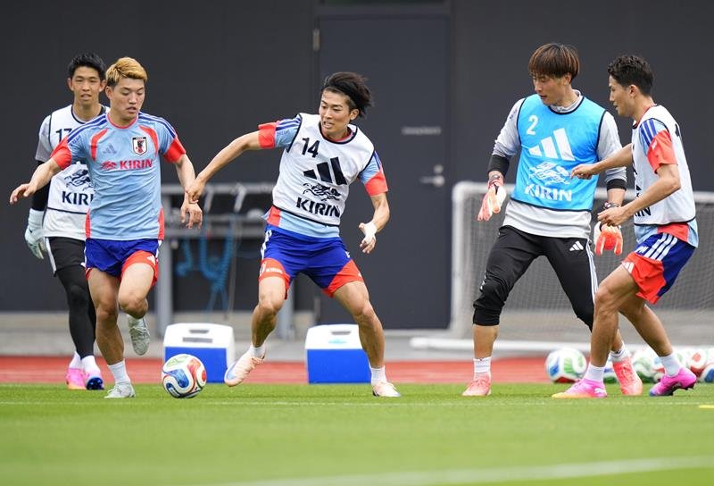 サッカーＷ杯北中米３カ国大会に向けた合宿を開始し、調整する中村敬斗（中央）ら＝千葉市内（共同）
