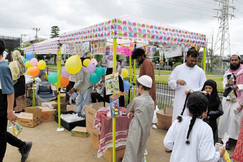 市川・行徳モスク「犠牲祭」でイスラム教徒６００人集団礼拝　長年会場の公園、不許可で会場変更　使用許可された「文化交流会」で旧交温める