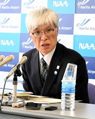 記者会見で決算について説明する藤井社長＝２８日、成田市
