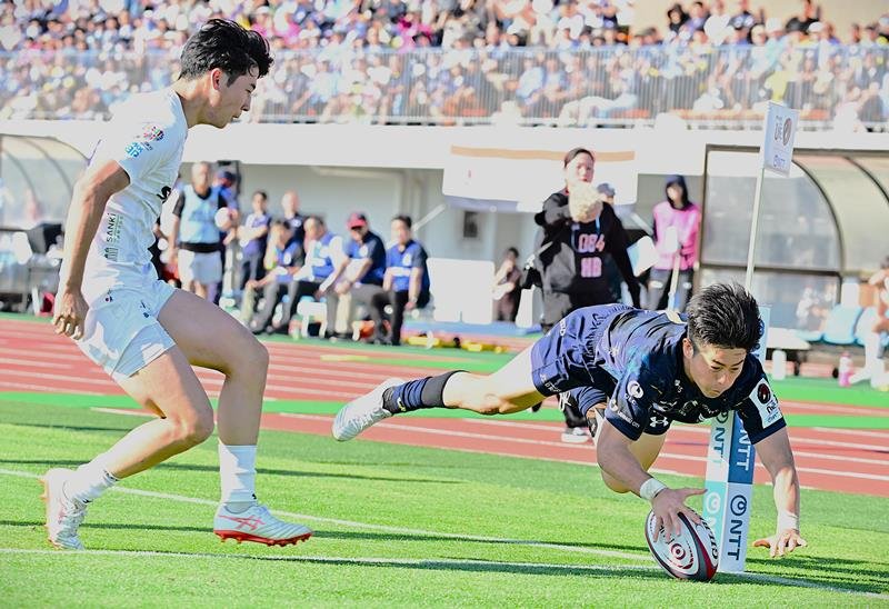 浦安－江東　後半、トライを決める浦安・ＷＴＢ石井（右）。この日４トライの活躍だった＝夢の島
