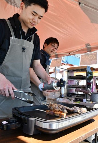 各地のブランド豚を使った料理が販売された会場＝３０日、多古町