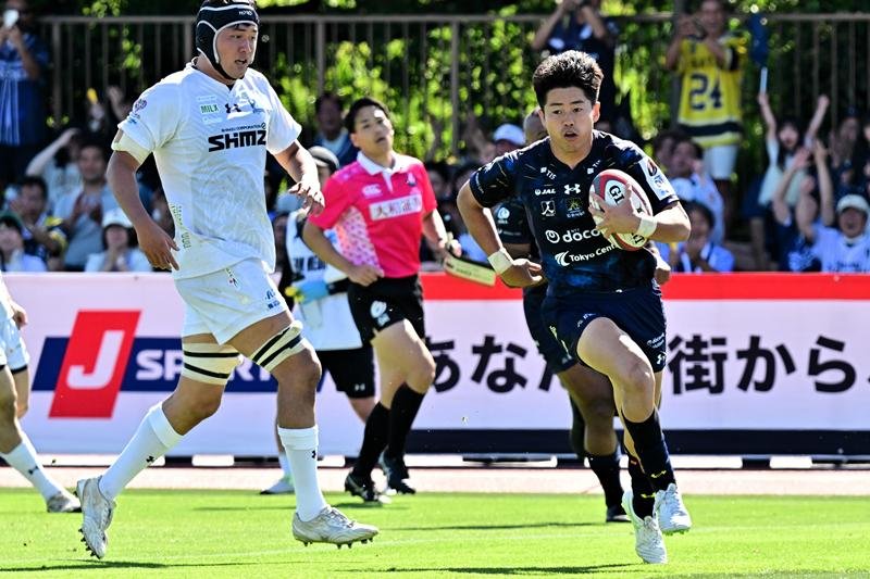浦安―江東　前半、トライを決めた浦安・ＷＴＢ石井（右）＝３０日、東京・江東区夢の島競技場