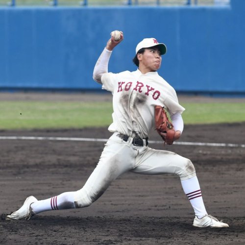 八千代松陰戦の７回途中から救援した拓大紅陵・山辺＝県総合ＳＣ