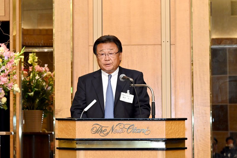 総会であいさつする鈴木理事長＝２７日、千葉市美浜区