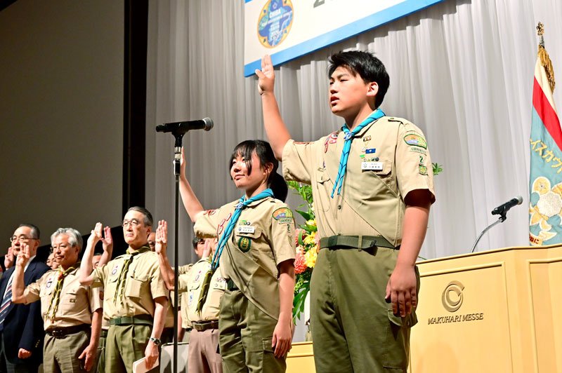 開会式でボーイスカウトの「おきて」を唱和する千葉県のメンバー＝３０日、千葉市美浜区の幕張メッセ