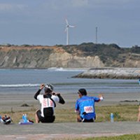 屏風ケ浦を前に昼食をとる参加者