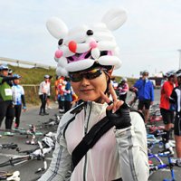 手製のバルーンアートでヘルメットを飾った参加者