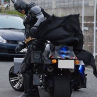 マントをひるがえす姿はヒーローそのもの