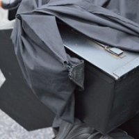 マントの裾はマグネットで側部に固定され、巻き込みが起きないように工夫されている