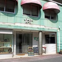 店の外観。厨房の一部をガラス張りとしているため、ナンを焼くインド人シェフが見られる